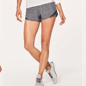 Lululemon 12 Hotty Hot Short II 2.5"'
Heather Lux Multi Black / Heathered Black